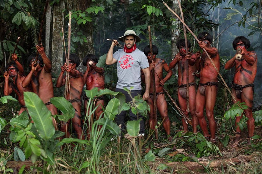 アマゾンの先住民と並ぶイーライロス監督